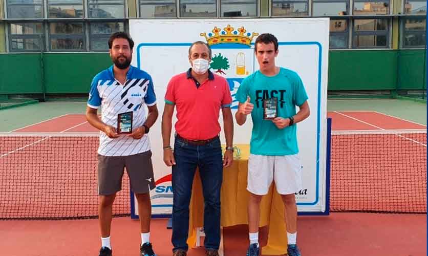 Los finalistas del torneo junto al delegado de Deportes de Ayuntamiento de Isla Cristina.