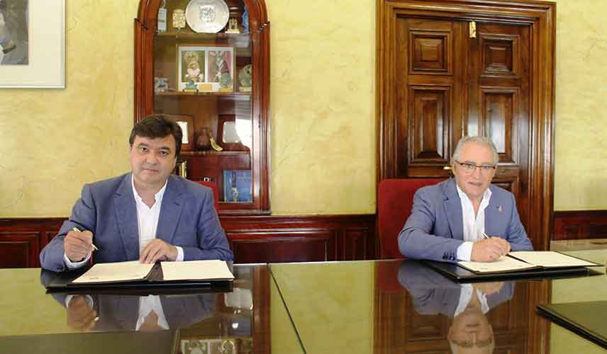 Un momento de la firma del convenio entre el Ayuntamiento de Huelva y el Real Club Recreativo de Tenis.