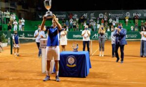 Roberto Bautista levanta la 95 Copa del Rey de Tenis después de imponerse a Álex de Miñaur. / Foto: @AytoHuelva.