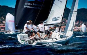 El Mercedes-Benz Sailing navegando en popa y el Abril en ceñida. / Foto: María Muiña.