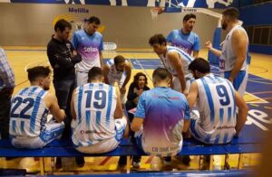 Celes Vizcaíno dando instrucciones a los jugadores del CB San Juan, a quien dirigió en la Liga EBA. / Foto: @CiudadDeHuelva.