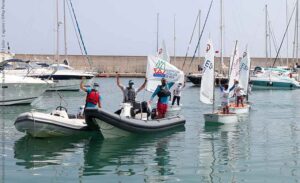 Alegría de los representantes andaluces a su llegada a puerto tras ganar el Campeonato. / Foto: Pep Portas.