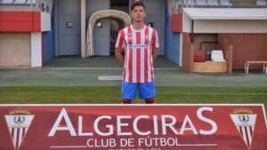 Más de 150 partidos ha jugado Juanjo Mateo entre Tercera División y Segunda B; en la imagen, cuando fue presentado en el Algeciras. / Foto: www.algecirascf.eu.