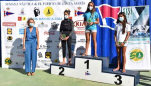 Podio femenino Sub 16 óptimist en El Puerto, con Patricia Báñez como gran triunfadora.