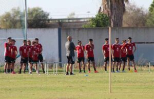 Claudio Barragán, entrenador del Recreativo de Huelva, se lleva a Marbella los 21 jugadores disponibles.