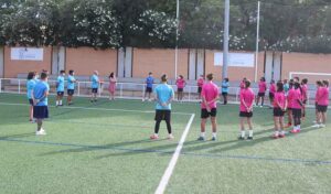 La presidenta Manuela Romero dio la bienvenida al club a todas las jugadoras. / Foto: @sportinghuelva.