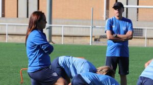 Jenny Benítez toma el relevo de Antonio Toledo en el banquillo del Sporting. / Foto: @sportinghuelva.