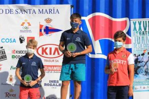 Rodrigo Luis González, primero y Sergio Mancera, segundo, en el podio sub 13.