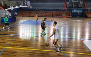 Durante el entrenamiento de este martes se conoció el positivo por Covid en el Huelva Comercio. / Foto: @CDB_EBenitez.