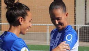 Sandra Castelló y Cinta Rodríguez portarán el brazalete de capitana en el Sporting de Huelva. / Foto: @sportinghuelva.