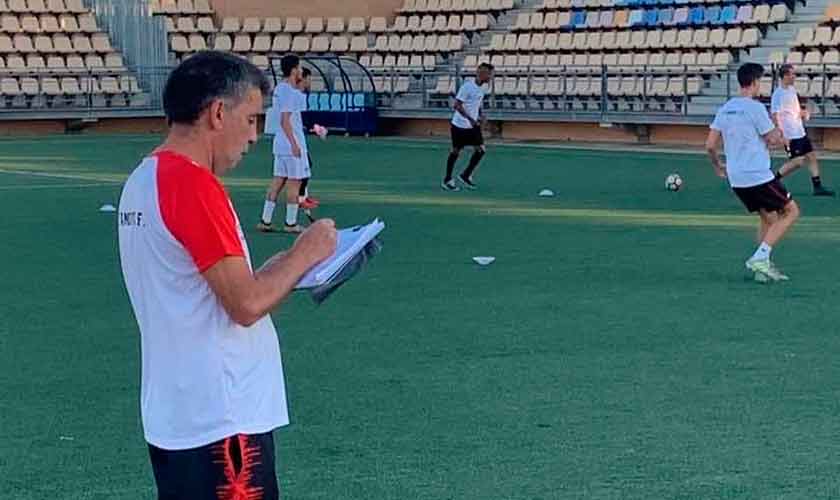 Todos desean la pronta recuperación del técnico, Juan Palma. / Foto: @ayamonte_cf.