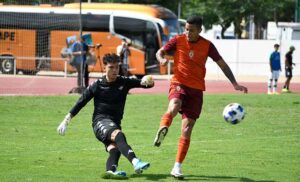 El meta Eric despeja ante Yaimil en un lance del partido en Punta Umbría. / Foto: P. Sayago/@recreoficial.