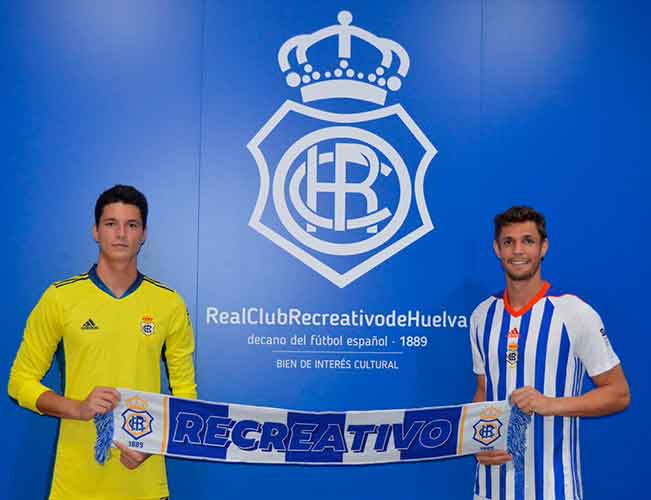 Louis Yamaguchi -izquierda- y Matheus Santana lucen la nueva equipación del Recre su su presentación en elNuevo Colombino. / Foto: @recreoficial.