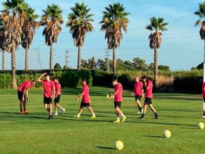 El San Roque tendrá este sábado ante el Recre un test exigente con motivo del Trofeo de la Bella. / Foto: @SanRoqueLepe.