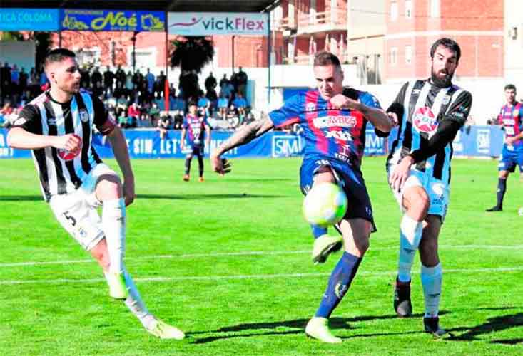 El nuevo jugador del San Roque, Ubay Luzardo lanza a portería en un partido ante el Badajoz. / Foto: Yeclasport.