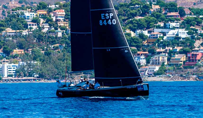 Gran triunfo del De6 Puerto de Huelva, de Félix Sanz, en la Málaga Sailing Cup 2020.