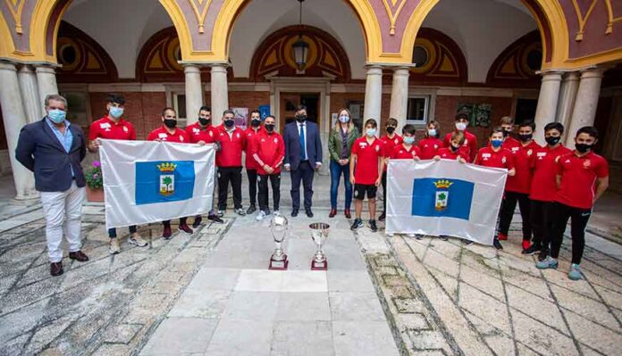 Un momento de la recepción en el Ayuntamiento de Huelva a los campeones de fútbol playa.