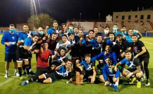 Componentes del Bollullos, que se estrenará en la División de Honor Andaluza, tras ganar el Trofeo Ciudad de La Palma. / Foto: @bollulloscf1933.