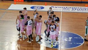 Los jugadores del Ciudad de Huelva celebran el triunfo ante el Real Betis. / Foto: @CiudadDeHuelva.