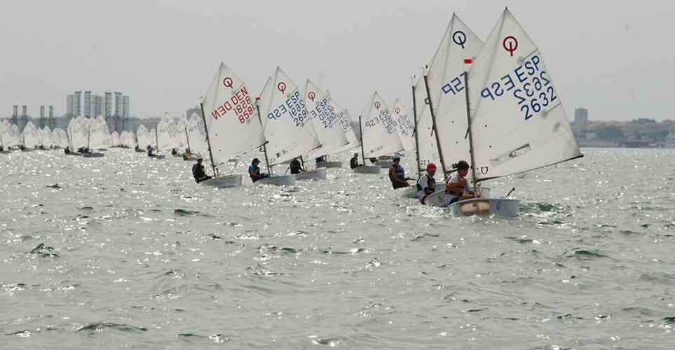 Alrededor de 150 regatistas de la clase Óptimist se citan este fin de semana en la bahía de Cádiz en el V Trofeo de la Hispanidad.