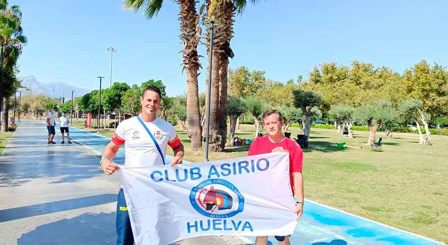 Miguel Ángel Medina y el técnico Agustín Rodríguez, representantes del Club Asirio en la prueba en Turquía.