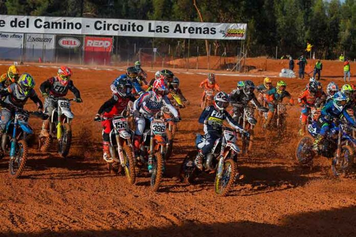 Un gran número de inscritos se dieron cita en el circuito Las Arenas de Valverde del Camino en la sexta prueba del Campeonato de España de Motocross. / Foto: Carlos Calderón.