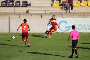 Empate a dos goles en el choque amistoso a puerta cerrada entre el Recre y el Bollullos. / Foto: G. N.