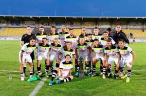 Jugadores del San Roque tras ganar el Trofeo 'Virgen de la Bella' al Recre. / Foto: @SanRoqueLepe.