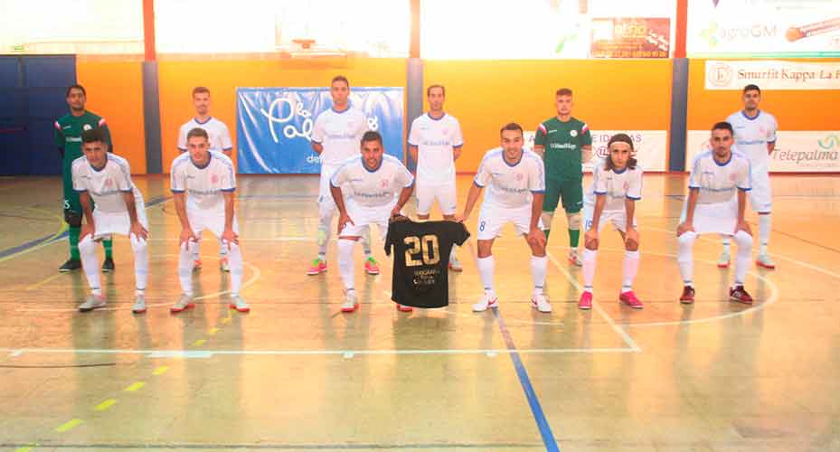 El Smurfit Kappa tributó un homenaje a Candy, jugador que se lesionó en la pasada jornada en Benalup. / Foto: @LaPalmaFS.