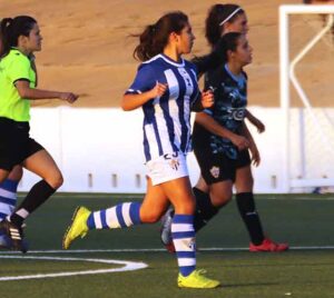 Bárbara González, jugadora de la plantilla del Sporting C, debutó en la Primera Nacional con el equipo B. / Foto: @sportinghuelva,