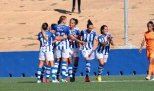 Las jugadoras del Sporting celebran su primer tanto de la temporada, obra de Dany Helena. / Foto: www.lfp.es.