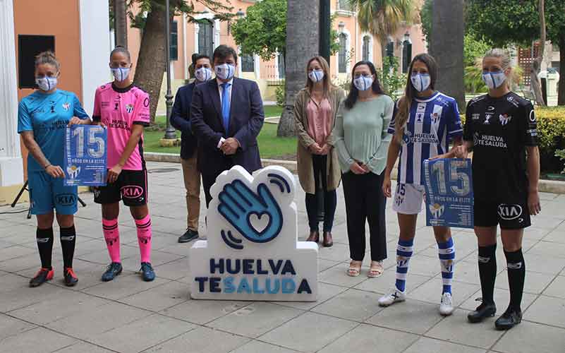 Un momento de la presentación de las equipaciones del Sporting para la temporada 2020-21 que ha tenido lugar en el Patio de Guirnaldas de la Casa Colón.