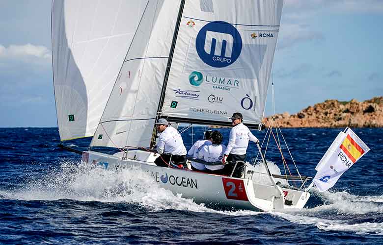 El equipo español terminando segundos en la primera regata del campeonato en Porto Cervo. / Foto: Jesús Renedo.