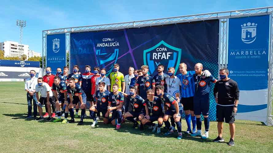 Componentes del UD Torredonjimeno tras la disputa de la final autonómica en Marbella. / Foto: @UDCTOFICIAL.