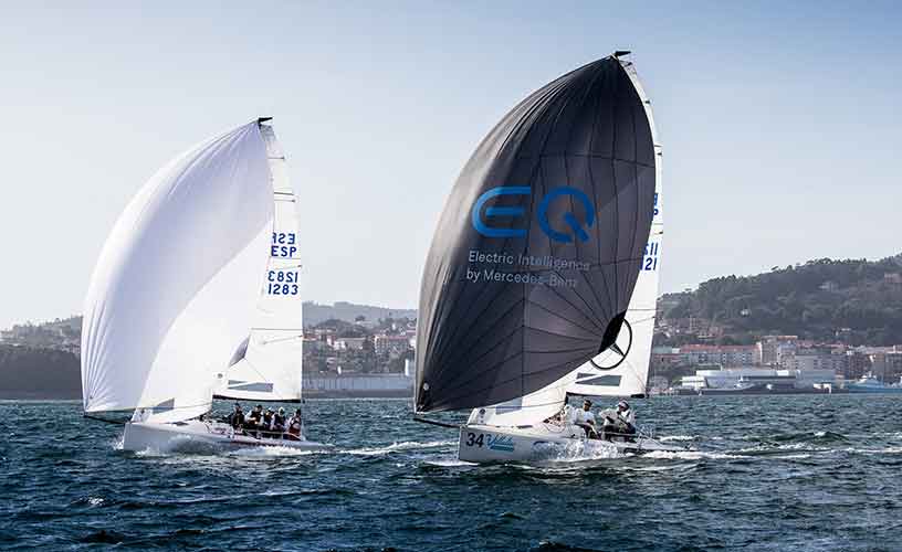 El 'Mercedes-Benz Sailing Team' en plena acción en aguas viguesas. / Foto María Muiña.