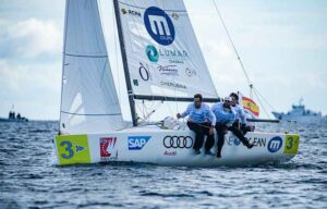 La tripulación del 'RCN Arrecife-Grupo Martínez-Lumar Canarias' durante una de las pruebas en aguas de Cerdeña. / Foto: Jesús Renedo/Sailing Energy.