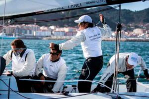 La tripulación del 'Mercedes-Benz Sailing Team' en plena maniobra de izada. De izquierda a derecha: Manuel Carrión, Germán Panei, el onubense Ricardo Terrades y Luis M. Doreste. / Foto: María Muiña.