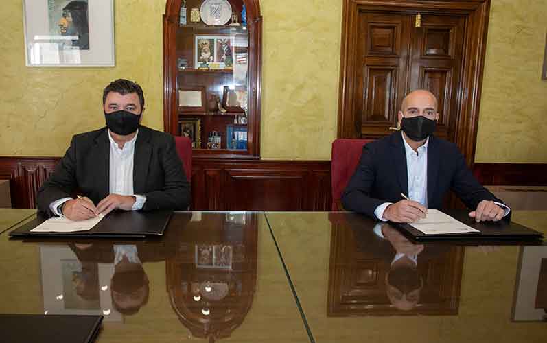 El alcalde de Huelva, Gabriel Cruz, junto al nuevo presidente de la Federación Española de Bádminton (FESBA), Andoni Azurmendi.