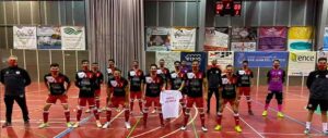 Los jugadores del Alchoyano mostraron una camiseta de apoyo al CD Galaroza en su partido del sábado en San Juan del Puerto. / Foto: @UD_ALCHOYANO.