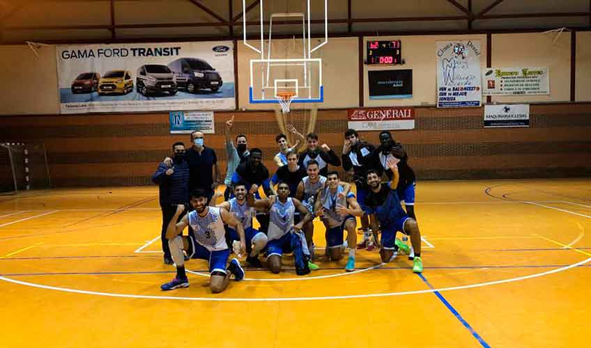 Alegría lógica del CDB Enrique Benítez tras ganar en la difícil cancha del Peñarroya. / Foto: @CDB_EBenitez.