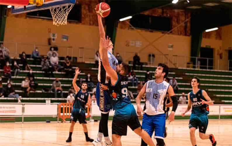 Tras ganar en San Fernando, el CDB Enrique Benítez espera sacar adelante su partido del domingo ante el Ciudad de Dos Hermanas. / Foto: Chema Hitas.