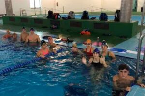 Componentes del CN Huelva entrenando en la piscina municipal de Bollullos.