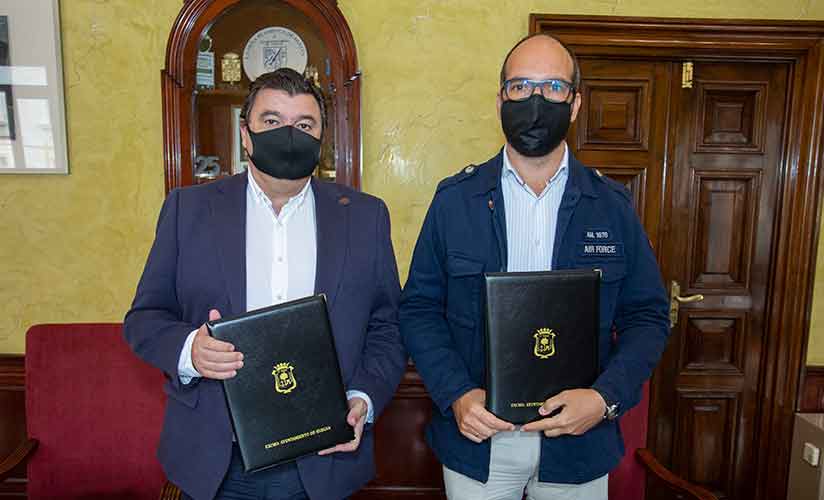 Alcalde de Huelva, Gabriel Cruz, y presidente del Club Deportivo Baloncesto La Luz, Ismael Rodríguez, en el acto de la firma del convenio.