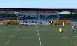 Un momento del Montilla-Bollullos, en el que de nuevo cayó el equipo condal. / Foto: @MontillaCF.