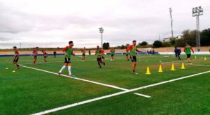 Un momento de la sesión de trabajo del Recre en los Campos Federativo de La Orden. / Foto: @recreoficial.