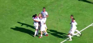 Los jugadores del Recre celebran el segundo tanto anotado por Alberto Quiles. / Foto: Captura Footers.