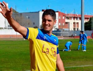 El delantero Sebas regresa a la disciplina del Isla Cristina. / Foto: @islacristinafc.