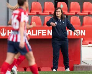 Jenny Benítez da instrucciones a sus jugadoras durante el partido. / Foto: www.lfp.es.