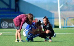 Desconsuelo en las jugadoras del Sporting tras el empate final del cuadro eibarrés. / Foto: www.lfp.es.