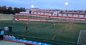 Empate de mérito del Aroche en el campo del Atlético Espeleño. / Foto: @AtcoEspeleno.